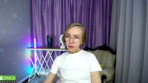 Snapshot of _greybunny_ chatting on 10-22-25, 11:43 _greybunny_ online show from 10-22-25, 11:43
