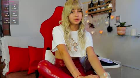 Snapshot of _hottie__ chatting on 01-07-25, 09:25 _hottie__ online show from 01-07-25, 09:25