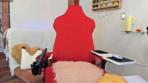 Snapshot of _hottie__ chatting on 02-06-25, 10:43 _hottie__ online show from 02-06-25, 10:43
