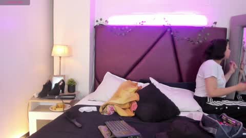 Snapshot of _isabella_2 chatting on 12-17-24, 03:17 Isa online show from 12-17-24, 03:17