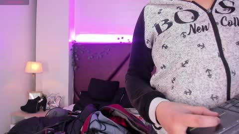 Snapshot of _isabella_2 chatting on 12-30-24, 01:58 Isa online show from 12-30-24, 01:58