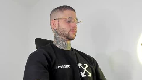 Snapshot of _jamesleandros chatting on 09-30-25, 02:05 jeison online show from 09-30-25, 02:05