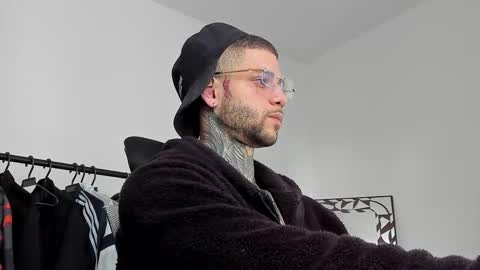 Snapshot of _jamesleandros chatting on 10-08-25, 07:44 jeison online show from 10-08-25, 07:44