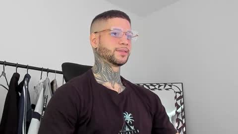 Snapshot of _jamesleandros chatting on 10-29-25, 04:20 jeison online show from 10-29-25, 04:20