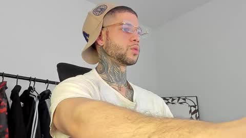 Snapshot of _jamesleandros chatting on 11-09-25, 04:16 jeison online show from 11-09-25, 04:16