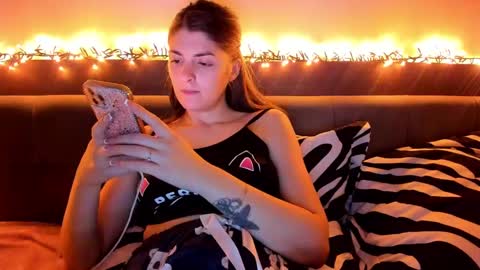 _just_a_simple_girl online show from 12-22-24, 08:14