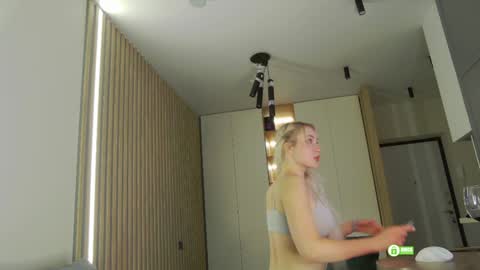 Snapshot of _kateline_ chatting on 12-23-24, 05:00 Kate online show from 12-23-24, 05:00