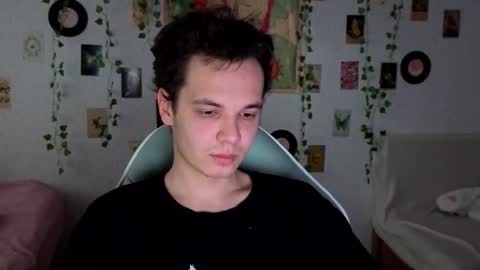 Snapshot of _kitekat_ chatting on 10-27-25, 08:29 _kitekat_ online show from 10-27-25, 08:29