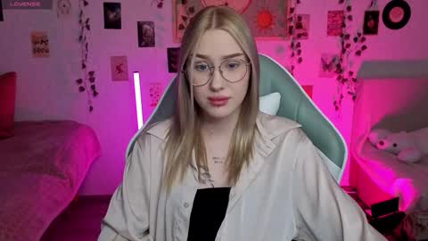 Snapshot of _kitekat_ chatting on 10-28-25, 01:14 _kitekat_ online show from 10-28-25, 01:14