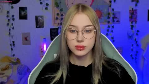 Snapshot of _kitekat_ chatting on 02-03-26, 11:04 _kitekat_ online show from 02-03-26, 11:04