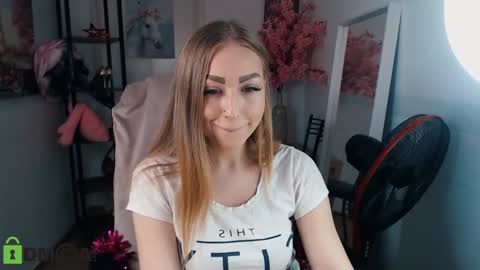 Snapshot of _kittyboo chatting on 01-20-25, 12:49 Aleksa online show from 01-20-25, 12:49
