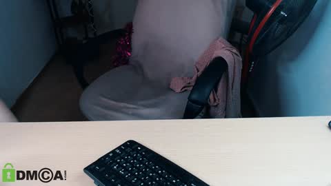 Snapshot of _kittyboo chatting on 01-21-25, 11:24 Aleksa online show from 01-21-25, 11:24
