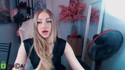 Snapshot of _kittyboo chatting on 02-16-25, 08:43 Aleksa online show from 02-16-25, 08:43
