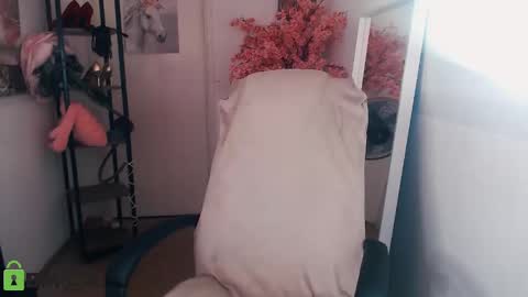 Snapshot of _kittyboo chatting on 02-19-25, 11:49 Aleksa online show from 02-19-25, 11:49