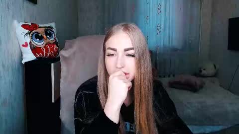 Snapshot of _kittyboo chatting on 09-21-25, 02:19 Aleksa online show from 09-21-25, 02:19