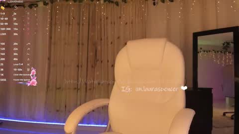 Snapshot of _lauraspencer_ chatting on 09-19-25, 05:42 Laura online show from 09-19-25, 05:42