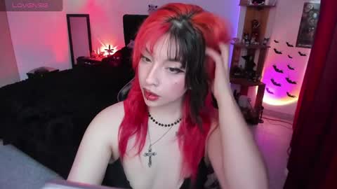 Snapshot of _lucyx__ chatting on 06-30-26, 10:33 Queen. Help me reach 100 thumbs up online show from 06-30-26, 10:33