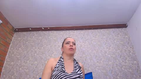 Snapshot of _luna_caliente chatting on 01-11-25, 06:03 Luna online show from 01-11-25, 06:03