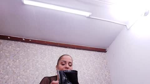 Snapshot of _luna_caliente chatting on 02-07-25, 03:01 Luna online show from 02-07-25, 03:01