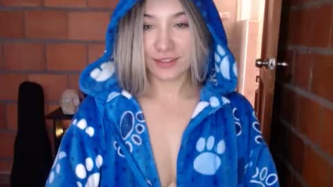 _lunablondie_ online show from 01-10-25, 05:02