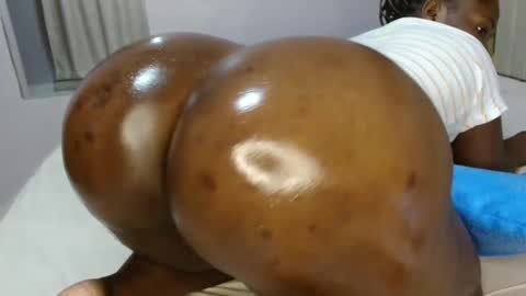 Snapshot of _lusciouscaramel chatting on 03-10-26, 05:01 luscious online show from 03-10-26, 05:01
