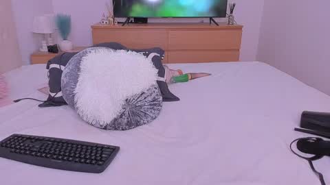 Lynna online show from 02-02-25, 01:23