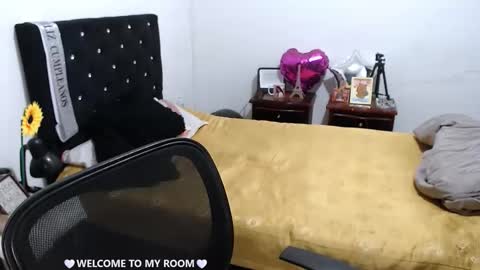 Snapshot of _m_y_q_u_e_e_n_ chatting on 02-22-26, 01:51 QUEEN online show from 02-22-26, 01:51