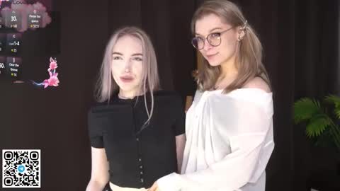 Snapshot of _medal_of_horny_ chatting on 09-12-25, 07:41 Elva and Kate online show from 09-12-25, 07:41