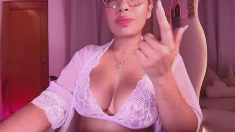 Snapshot of _megan_akbar chatting on 05-07-26, 02:33 Marce online show from 05-07-26, 02:33