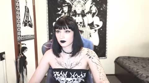 Snapshot of _millisi_ chatting on 10-26-25, 10:15 Millisi online show from 10-26-25, 10:15