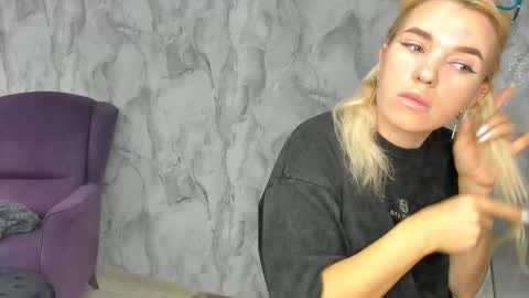 Snapshot of _miss_strawberry_ chatting on 09-26-25, 07:23 Sofia birthday october 29 online show from 09-26-25, 07:23