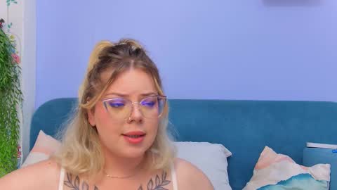 Snapshot of _mooncake chatting on 09-18-25, 12:18 Fiona online show from 09-18-25, 12:18