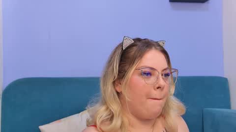 Snapshot of _mooncake chatting on 10-30-25, 05:31 Fiona online show from 10-30-25, 05:31