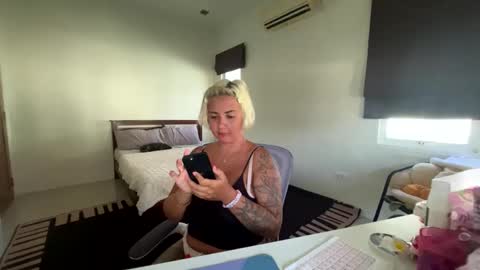 Snapshot of _morpho_ chatting on 01-08-25, 08:16 Francine Aisi Morpho - a genus of blue butterflies. online show from 01-08-25, 08:16