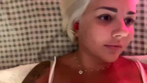Snapshot of _morpho_ chatting on 01-10-25, 10:39 Francine Aisi Morpho - a genus of blue butterflies. online show from 01-10-25, 10:39
