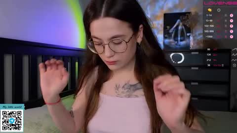 Snapshot of _nemalkovamia chatting on 10-15-25, 12:27 Mia with a big heart online show from 10-15-25, 12:27