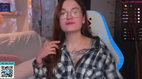 Snapshot of _nemalkovamia chatting on 10-20-25, 11:54 Mia with a big heart online show from 10-20-25, 11:54