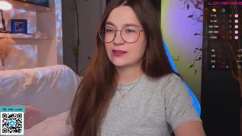 Snapshot of _nemalkovamia chatting on 10-24-25, 11:39 Mia with a big heart online show from 10-24-25, 11:39