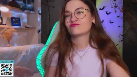 Snapshot of _nemalkovamia chatting on 10-26-25, 12:27 Mia with a big heart online show from 10-26-25, 12:27