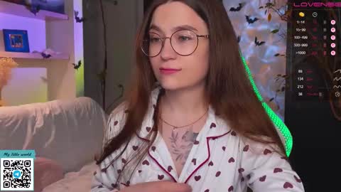 Snapshot of _nemalkovamia chatting on 10-28-25, 12:09 Mia with a big heart online show from 10-28-25, 12:09