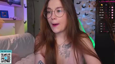 Snapshot of _nemalkovamia chatting on 10-29-25, 02:47 Mia with a big heart online show from 10-29-25, 02:47