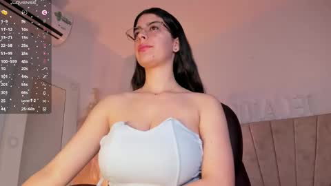 Snapshot of _niah_ chatting on 01-19-25, 02:25 Niah You can call me Ni or cutie haha online show from 01-19-25, 02:25