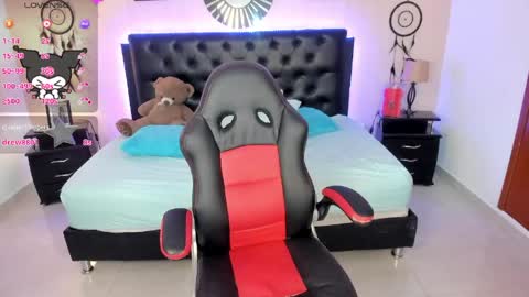 Olivia jones online show from 05-19-26, 12:00