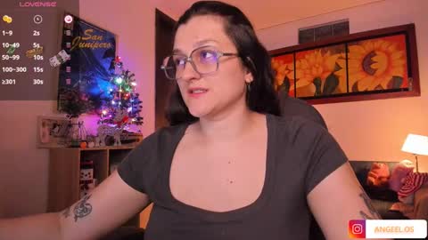 Snapshot of _peach__ chatting on 12-28-24, 04:30 violeta ig online show from 12-28-24, 04:30