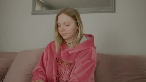 Snapshot of _penisflytrap_ chatting on 04-17-26, 07:33 Viktoria online show from 04-17-26, 07:33