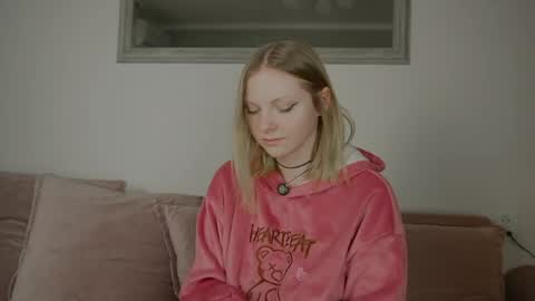 Snapshot of _penisflytrap_ chatting on 04-22-26, 04:48 Viktoria online show from 04-22-26, 04:48