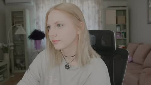 Snapshot of _penisflytrap_ chatting on 05-22-26, 07:15 Viktoria online show from 05-22-26, 07:15