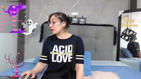 Snapshot of _samaanta_ chatting on 10-23-25, 01:10 Samanta online show from 10-23-25, 01:10