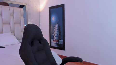 Snapshot of _saragarcia_ chatting on 12-20-24, 03:00 Sara online show from 12-20-24, 03:00