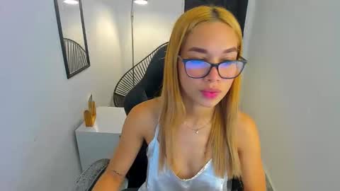 Snapshot of _scarlet_0 chatting on 03-31-26, 02:13 Valerie online show from 03-31-26, 02:13